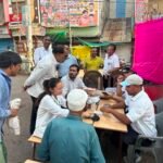 मजदूर आदिवासी और महिलाओं का नेत्र परीक्षण