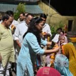 सेवा दिवस पर बांटे हाइजीन किट