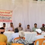 वृद्धाश्रम में वृद्धाजनों का माला पहनाकर सम्मान व फल वितरण किए।