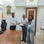चेक प्रदान किया गया
