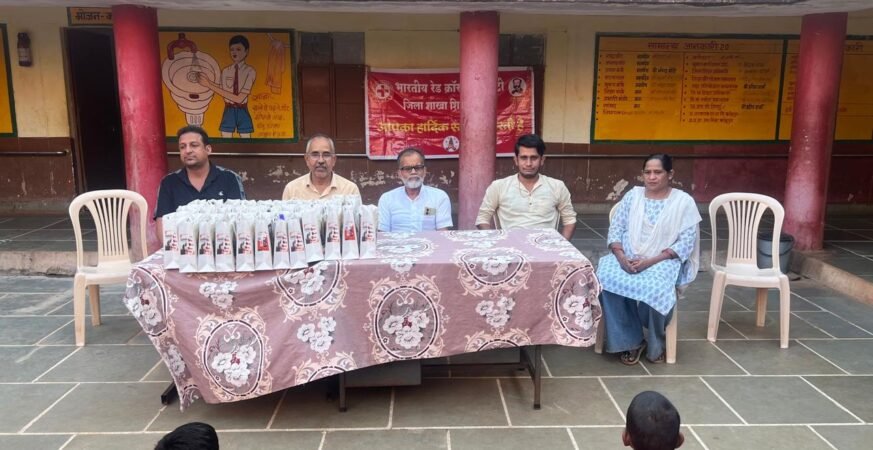 शिवपुरी दिव्यांग केंद्र में रेड क्रॉस द्वारा बच्चों को खाद्य सामग्री वितरण