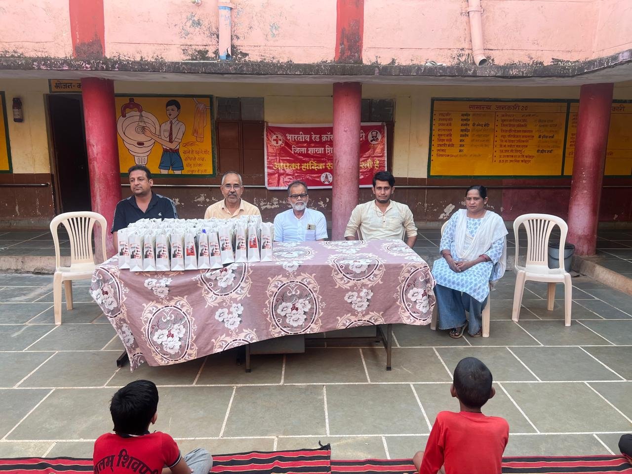 शिवपुरी दिव्यांग केंद्र में रेड क्रॉस द्वारा बच्चों को खाद्य सामग्री वितरण